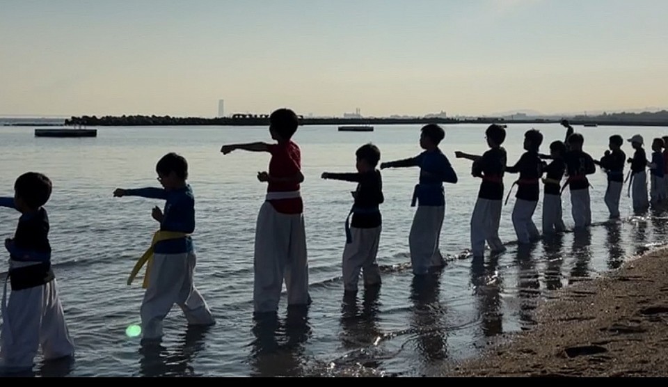 合宿で海に向かって正拳突き